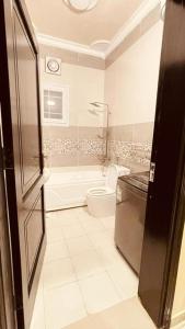 شقق الأجواء الفاخرة في المدينة المنورة: حمام مع حوض ومرحاض ومغسلة