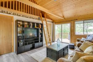 sala de estar con TV y escalera en Lakefront Cabin with Deck, Games, and Views!, 