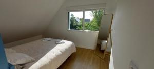 En eller flere senge i et værelse på Maison de vacances 4 Pers avec jardin privatif à 1km PLAGE Lines et 300m de la mer de Gâvres - AR PIL JADUR