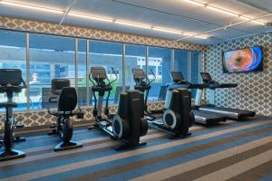 The fitness centre and/or fitness facilities at Aloft Richardson