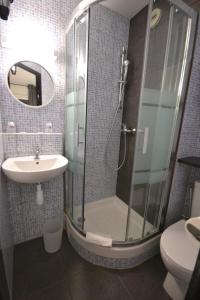 y baño con ducha y lavamanos. en BRIT Hotel - Montsoult La Croix Verte, en Baillet-en-France