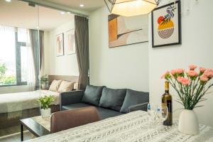 河內的住宿－La Passion - Tay Ho Hanoi One Bedroom Apartment!，客厅配有沙发和桌子