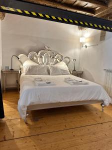 ein Schlafzimmer mit einem großen weißen Bett mit weißer Bettwäsche in der Unterkunft Pantheon Palazzo Nari #9 in Rom