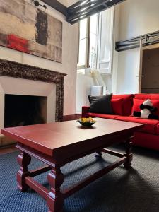 een woonkamer met een salontafel en een rode bank bij Pantheon Palazzo Nari #9 in Rome