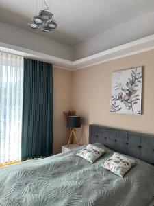 sypialnia z dużym łóżkiem i oknem w obiekcie Apartament Panorama Ustronia w Ustroniu