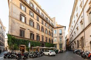 een groep motorfietsen geparkeerd voor gebouwen bij Pantheon Palazzo Nari #9 in Rome