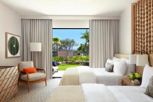 Habitación de hotel con 2 camas y patio en Mauna Lani, Auberge Resorts Collection, en Waikoloa