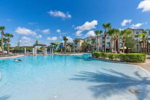 - une grande piscine dans un complexe avec des palmiers dans l'établissement Disney Area Villa w/Pool Heat Included Featuring, à Orlando