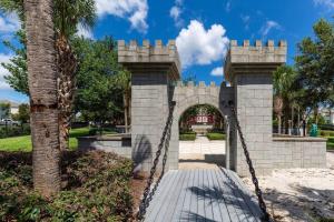 un pont dans un parc avec un palmier dans l'établissement Disney Area Villa w/Pool Heat Included Featuring, à Orlando