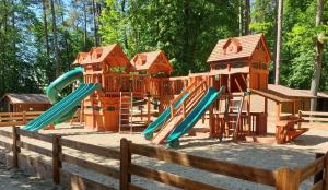 un parque infantil con toboganes y una estructura de juegos en Ośrodek Wypoczynek Wodnik en Ruciane-Nida