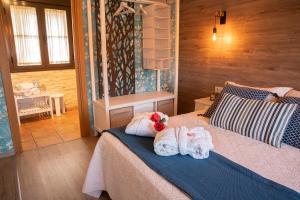 a bedroom with a bed with towels on it at Apartamento Rural Amaluna in El Torno