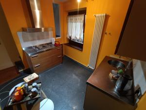 an overhead view of a kitchen with a stove at Numero VENTI in Montefiascone