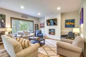 Una sala de estar con sofás y chimenea. en Gull Lake Resort Escape Pool and Snowmobile Trails, en Nisswa
