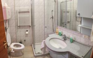 een badkamer met een wastafel en een toilet bij Appartamento bilocale in Milaan