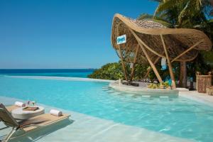 Бассейн в Impression Isla Mujeres by Secrets - Adults Only - All Inclusive или поблизости