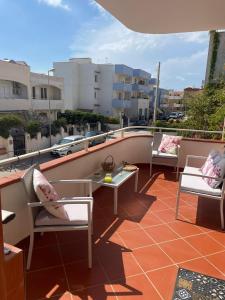 un patio con sedie e un tavolo sul balcone. di Don Concetto a Marzamemi