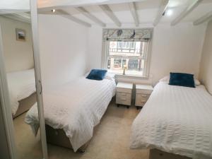 um quarto com 2 camas e uma janela em The Nook em Leek