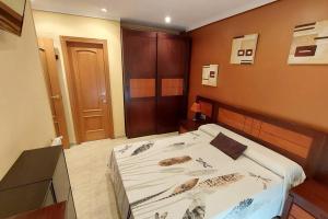 1 dormitorio con 1 cama y TV. en Apartamento en urbanización lujo en Tavernes de Valldigna