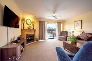 uma sala de estar com um sofá e uma lareira em Amazing Mountain Views, 5 min to Dollywood&parkway em Pigeon Forge