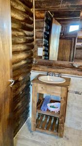 baño con lavabo y pared de madera en Naol village en Uspallata