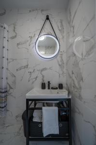een badkamer met een wastafel en een spiegel bij Zoi apartment in Kotor