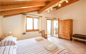 - une chambre avec un grand lit dans une pièce dotée de plafonds en bois dans l'établissement Beautiful Apartment In Lamon With Wifi, à Lamon