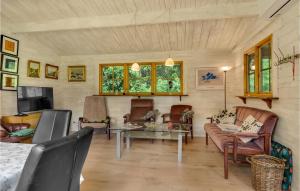 sala de estar con sofá y mesa en Nice Home In Herning With Wifi, en Herning