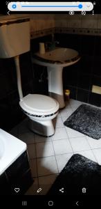 y baño con aseo y lavamanos. en Apartman Anastasija, en Banja Luka