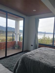 Una cama o camas en una habitación de Hotel Villa Blanca Guatavita