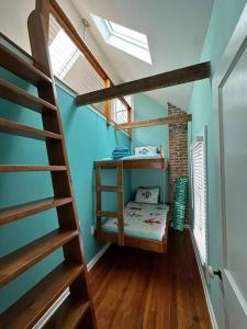 The Happy Place في Tilghman Island: غرفة نوم مع سرير بطابقين في غرفة