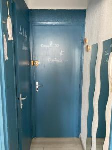 カネ・アン・ルシヨンにあるLes vacances dans le Sudの青い扉