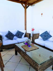 uma sala de estar com sofás e uma mesa em Villa Lolera em Chiclana de la Frontera
