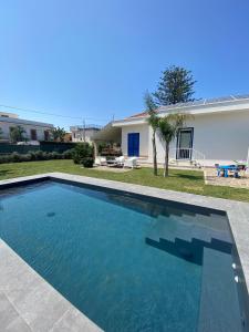 una piscina di fronte a una casa di Villa Egiza con piscina e accesso diretto al mare a Carini