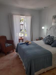 um quarto com uma cama com um chapéu em Villa Lolera em Chiclana de la Frontera