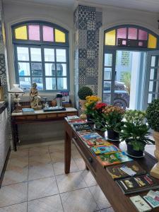 Una tienda con una mesa con flores. en Hotel Rota Do Mar Inn Itajaí Navegantes, en Itajaí