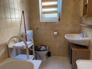 La salle de bains est pourvue de toilettes et d'un lavabo. dans l'établissement POLAT Apartments 7, à Essen
