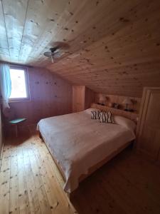A bed or beds in a room at Burtscha Lodge