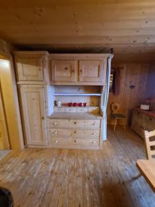 ein Zimmer mit einem großen Holzschrank in einem Haus in der Unterkunft Burtscha Lodge im Sommer inklusive der Gästekarte Premium in Bürserberg