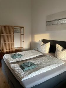 1 dormitorio con 2 camas y toallas. en Ferienwohnung Hofer, en Altötting
