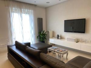 ein Wohnzimmer mit einem Sofa und einem Flachbild-TV in der Unterkunft Oliver Luxury Home in Neapel