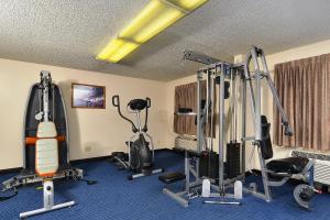 una habitación con un gimnasio con varias máquinas de correr en Red Roof Inn Gallup, en Gallup