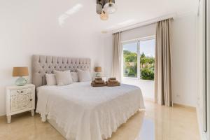 une chambre blanche avec un grand lit et une fenêtre dans l'établissement ARCADIA - AVENIDA 28 De LAS ADELFAS 29680 ESTEPONA, MALAGA, à Estepona 34 autres photos