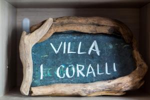 un cartel que dice villa Yo corral sentado en un estante en Villa I Coralli, en Portoferraio