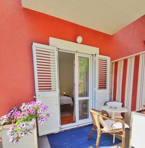 een patio met een open deur en een tafel en stoelen bij Villa Kipre 2 in Cavtat