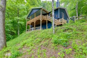 Zahrada ubytování Updated Home with Private Hot Tub and Mtn Views!