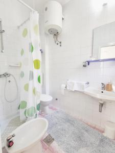 een witte badkamer met een toilet en een wastafel bij Villa Kipre 2 in Cavtat