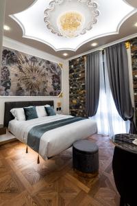 una camera con un grande letto e un lampadario a braccio di Queen Cattleya Suite a Genova