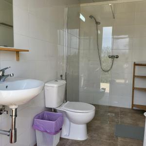 y baño con aseo, lavabo y ducha. en Boho Glamping en Cádiz