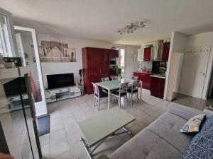 Kuchyň nebo kuchyňský kout v ubytování Charmant duplex à 500 m de la plage