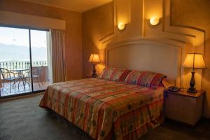 Кровать или кровати в номере Hotel Hacienda Cola del Caballo